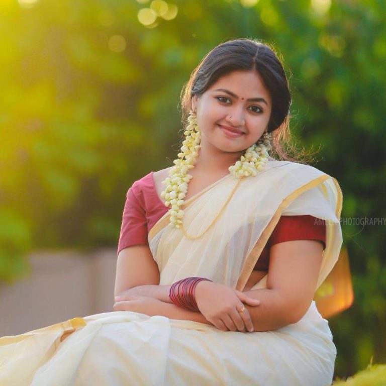 Shaalin Zoya in kerala Saree Pics
