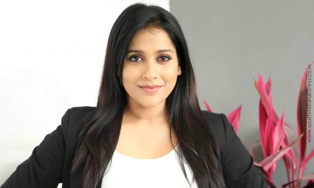 Rashmi Gautam stills at Next Nuvve movie interview