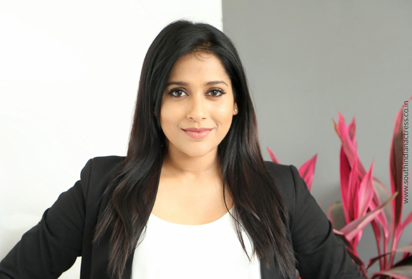 Rashmi Gautam stills at Next Nuvve movie interview
