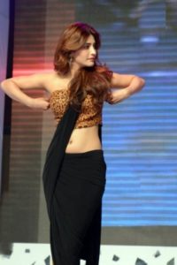 Sruthi Hassan in saree navel