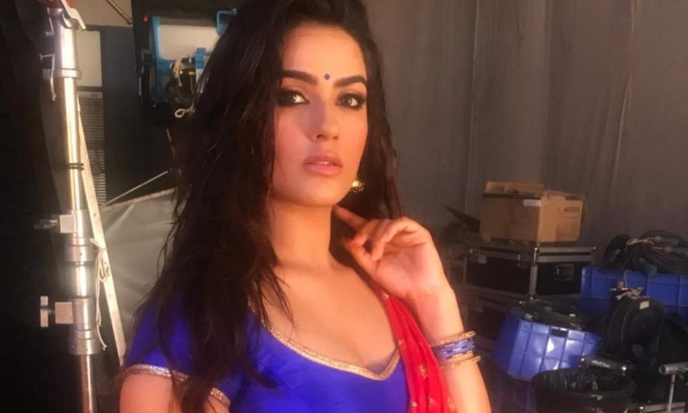 Kavya Thapar stills at Kohinoor ad set