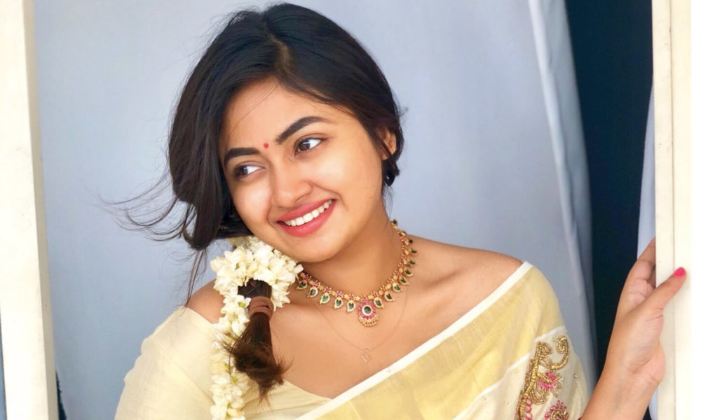 Shaalin Zoya in Kerala Saree photos