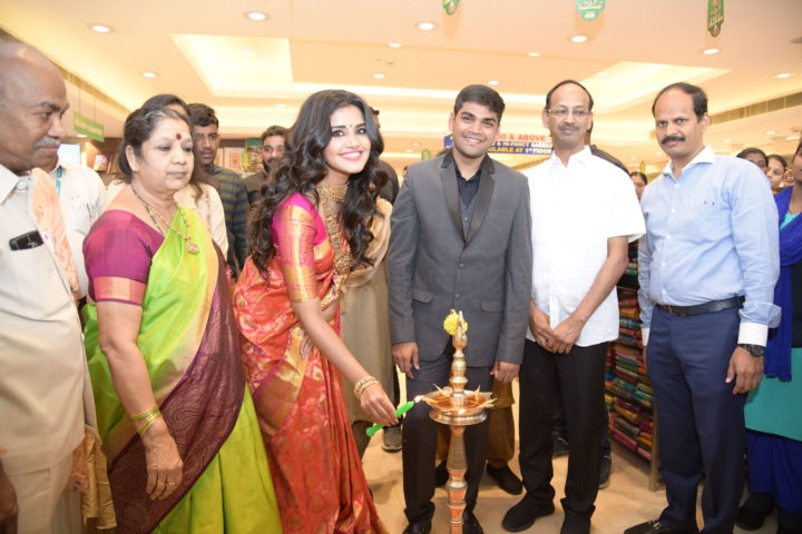 anupama-parameswaran-launches-festival-sale-at-anutex-shopping-mall-7