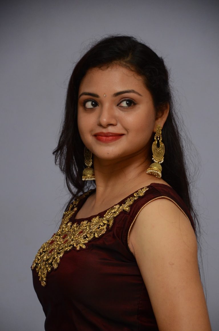 telugu amrutham serial actress supraja