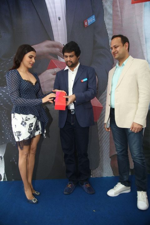 Samantha Akkineni launches OnePlus Mobiles at Big C