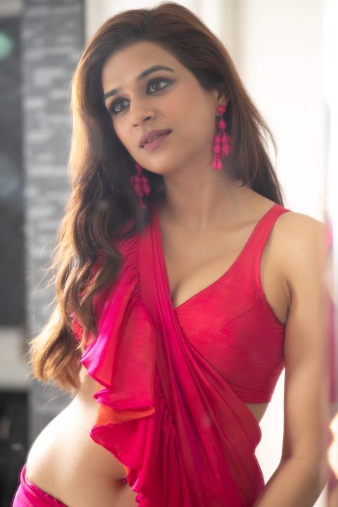 Shraddha Das in Pink Saree