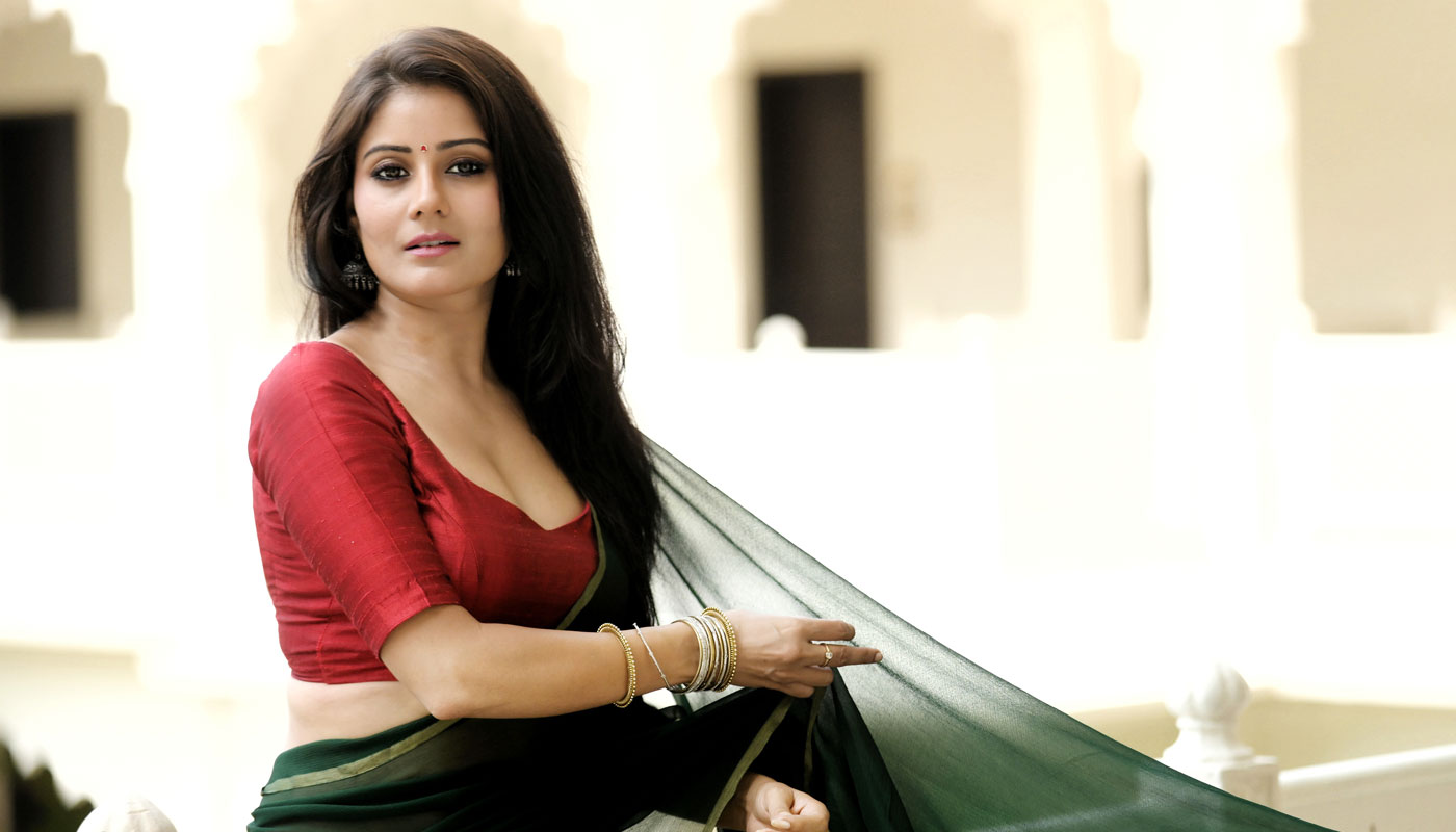 Archanna Guptaa hot cleavage photos in saree.