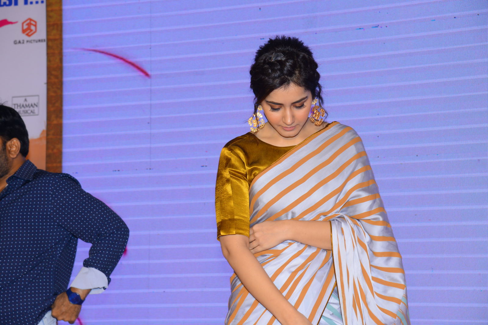 Raashi Khanna saree stills at Prati Roju Pandage success meet — photo 37