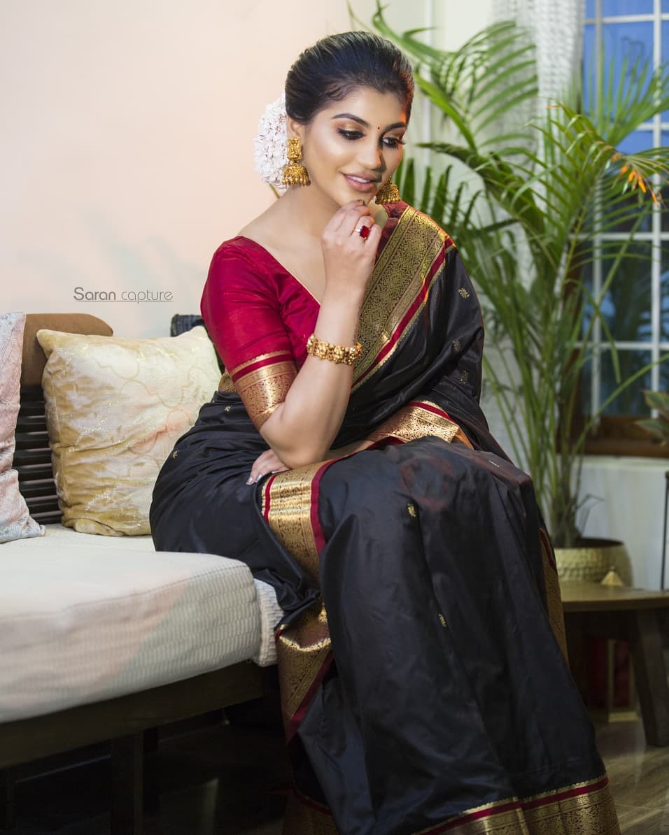 Yashika Aannand saree stills at Zee Cine Awards Tamil 2020
