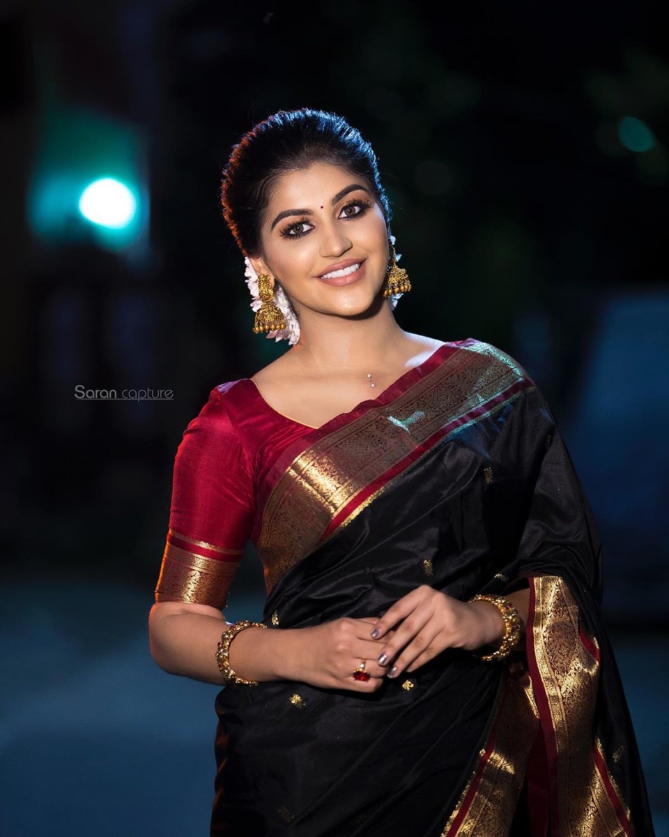 Yashika Aannand saree stills at Zee Cine Awards Tamil 2020