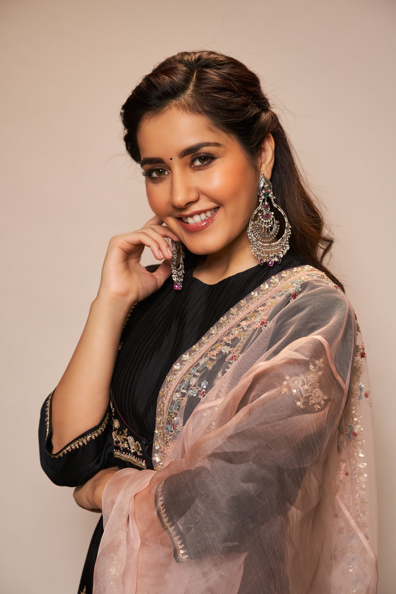 Raashi Khanna stills in Black Embroidered Kurta