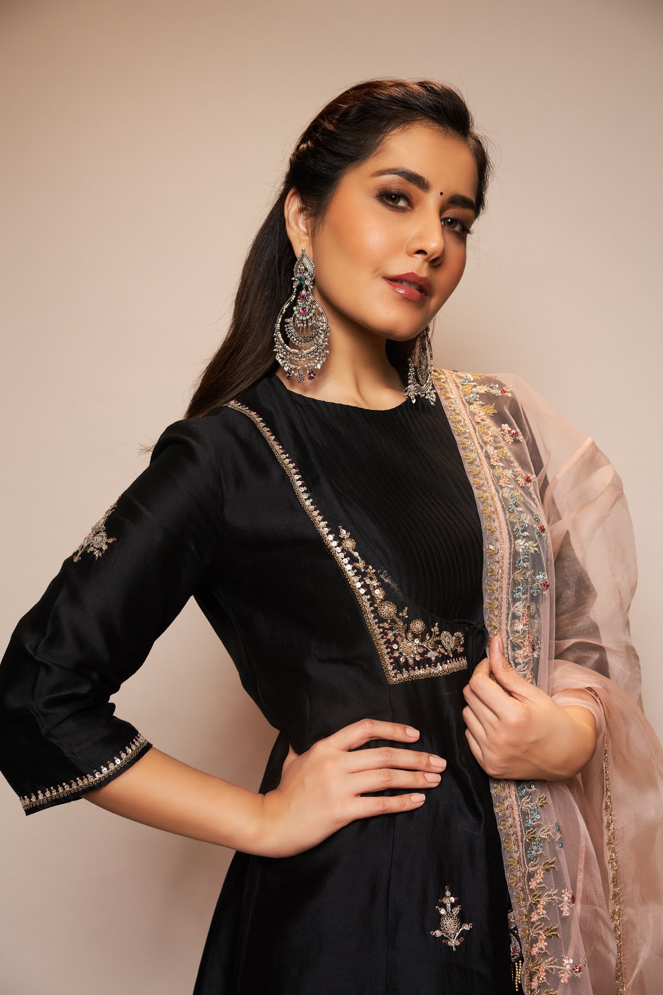 Raashi Khanna stills in Black Embroidered Kurta