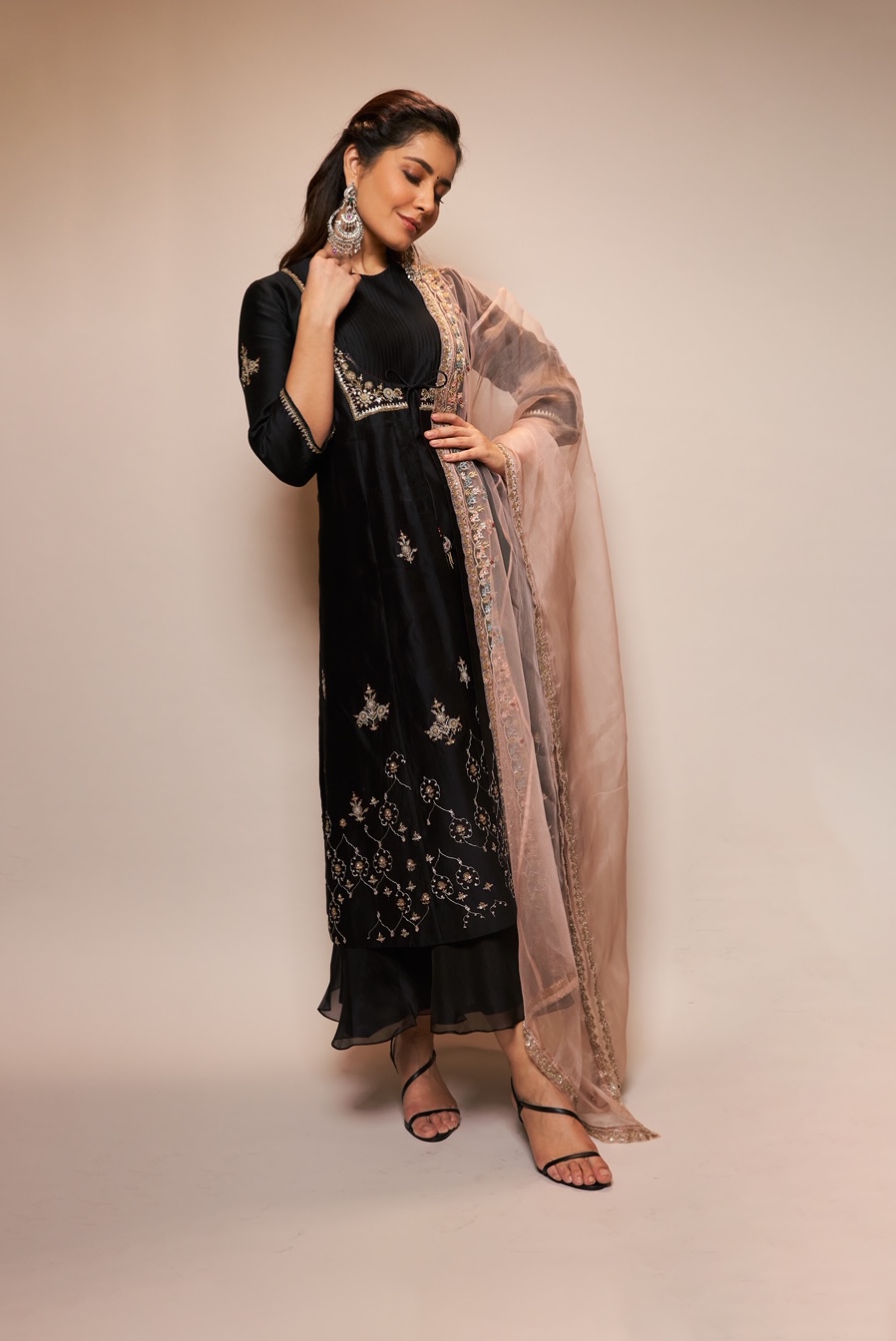 Raashi Khanna stills in Black Embroidered Kurta