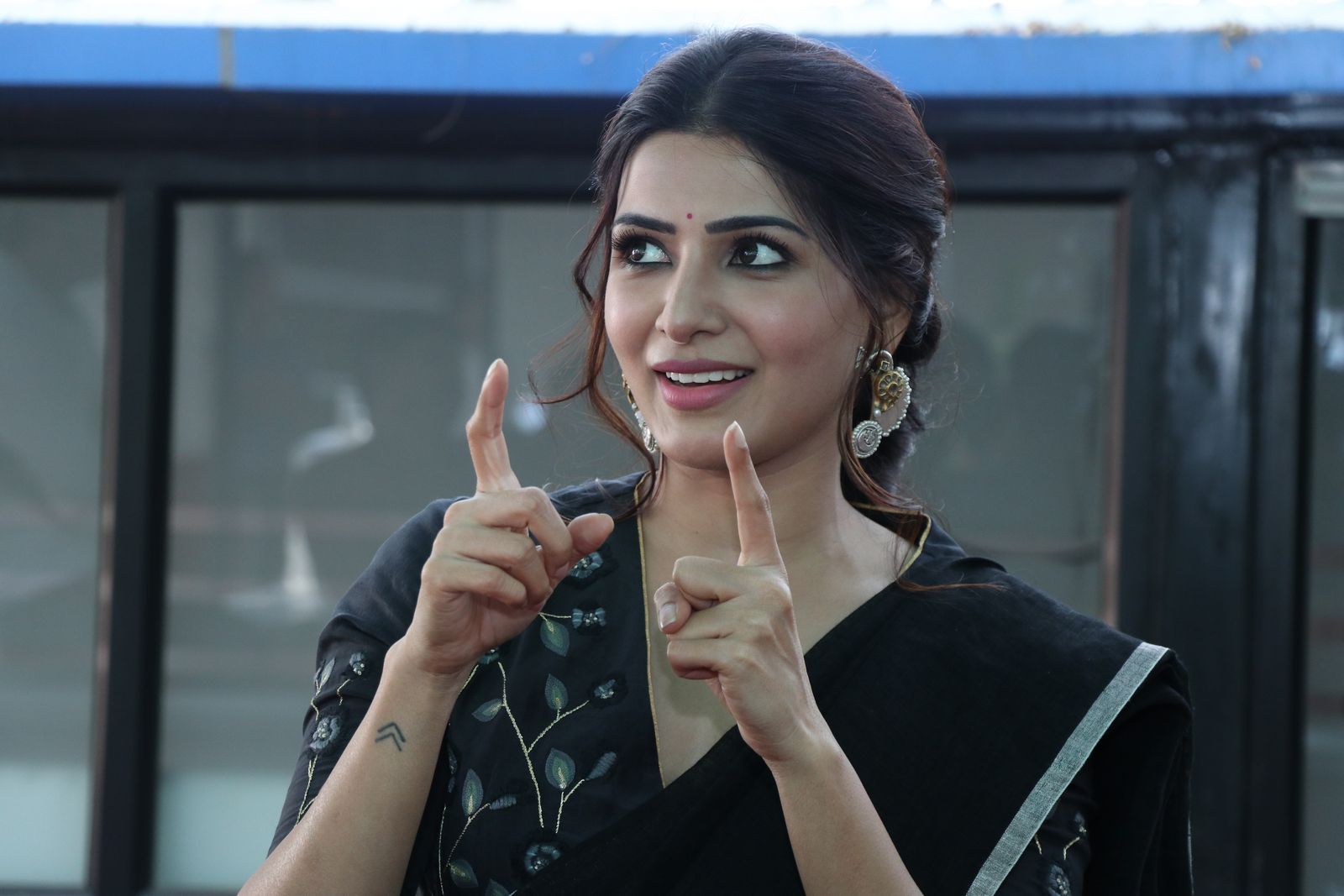 Samantha Akkineni in black saree stills at Jaanu press meet