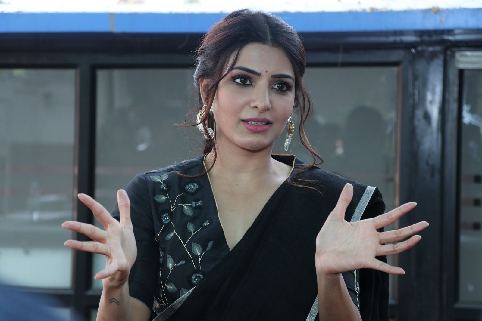 Samantha Akkineni in black saree stills at Jaanu press meet