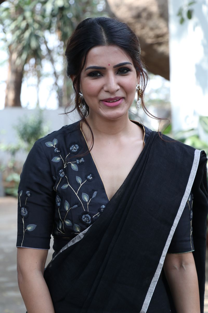 Samantha Akkineni in black saree stills at Jaanu press meet