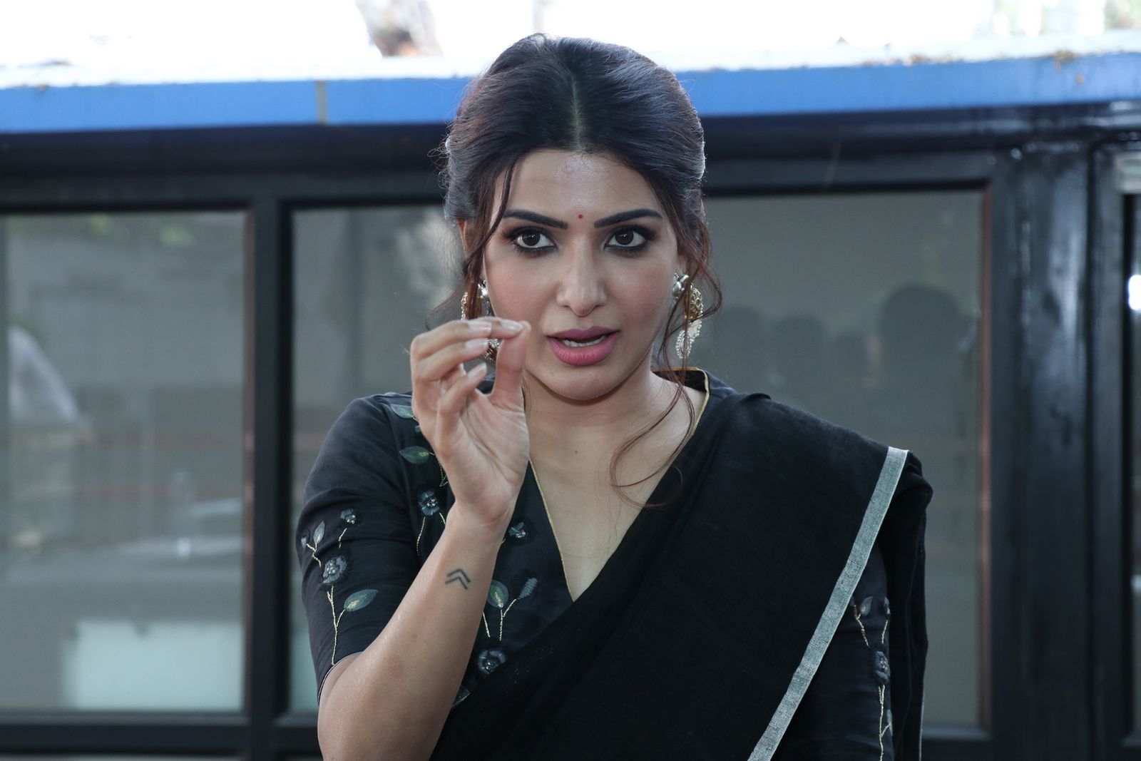 Samantha Akkineni in black saree stills at Jaanu press meet