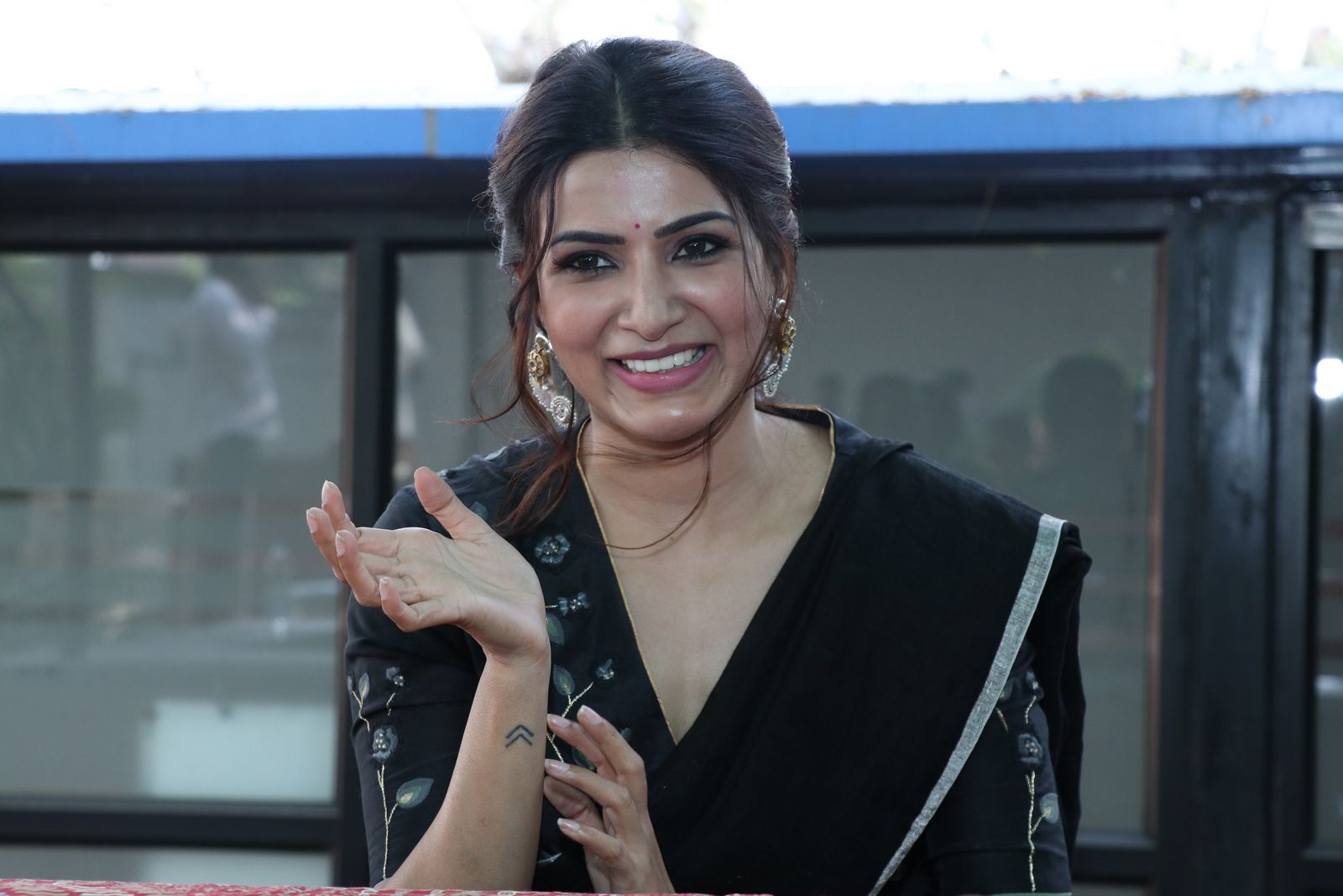 Samantha Akkineni in black saree stills at Jaanu press meet