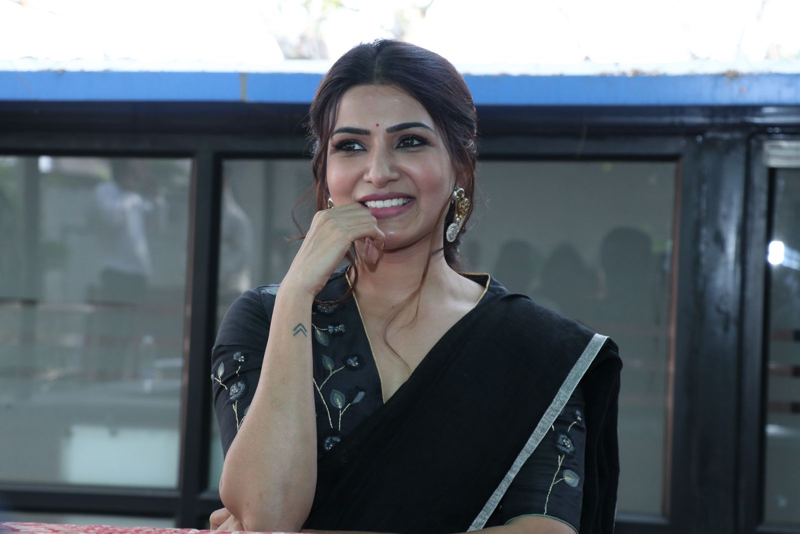 Samantha Akkineni in black saree stills at Jaanu press meet