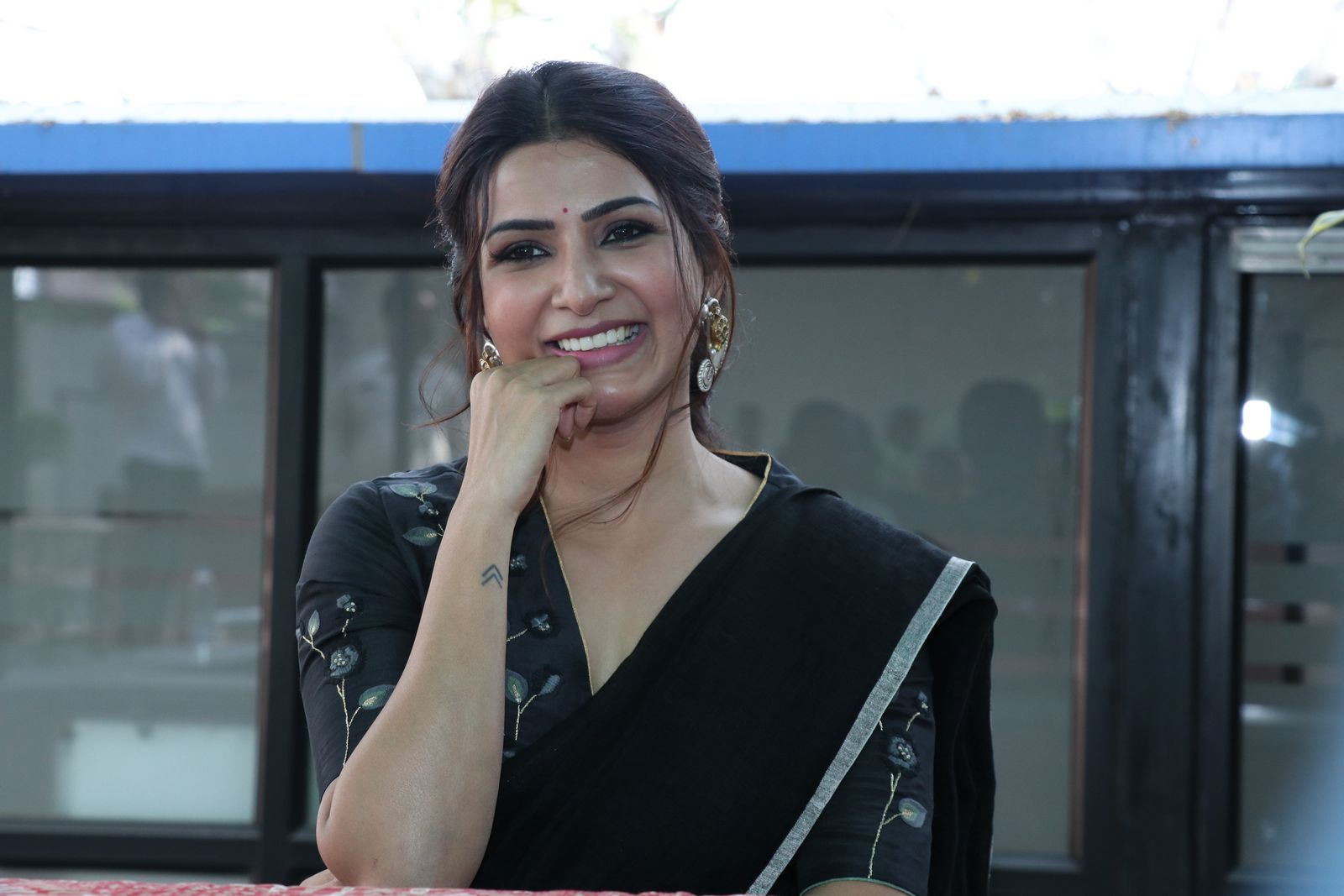 Samantha Akkineni in black saree stills at Jaanu press meet