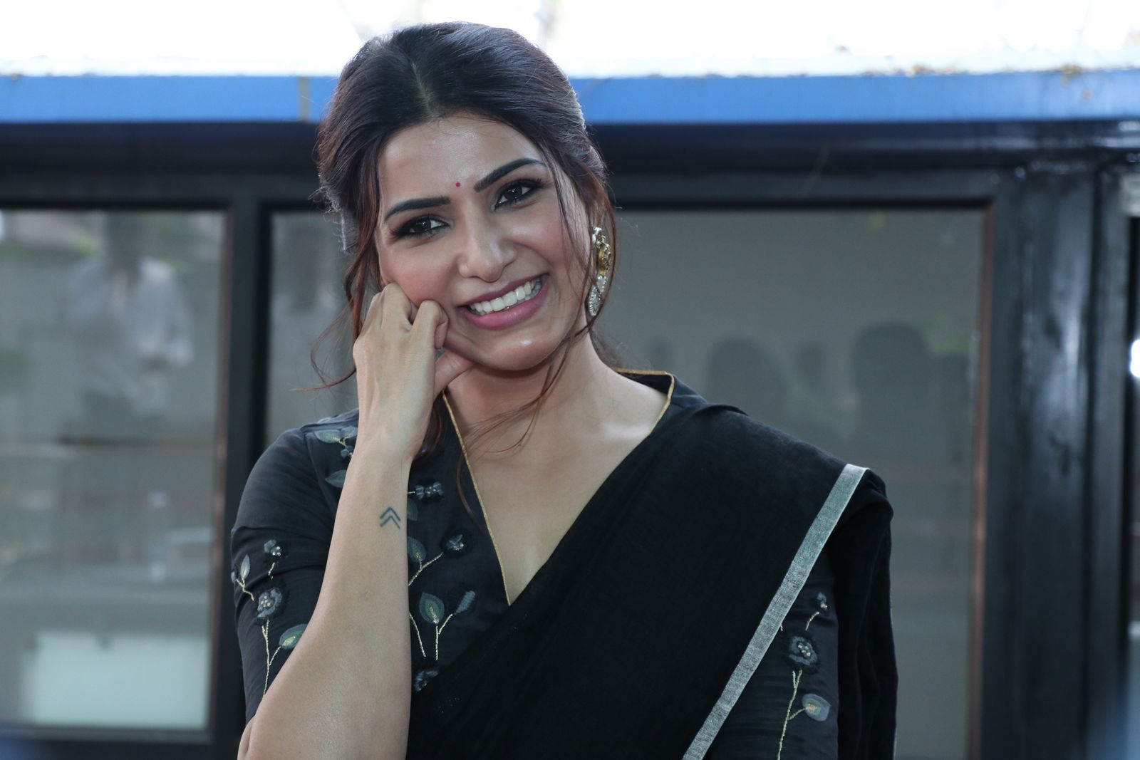 Samantha Akkineni in black saree stills at Jaanu press meet