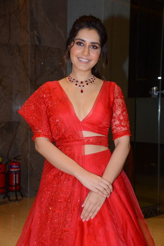 raashi-khanna-at-world-famous-lover-pre-release-19