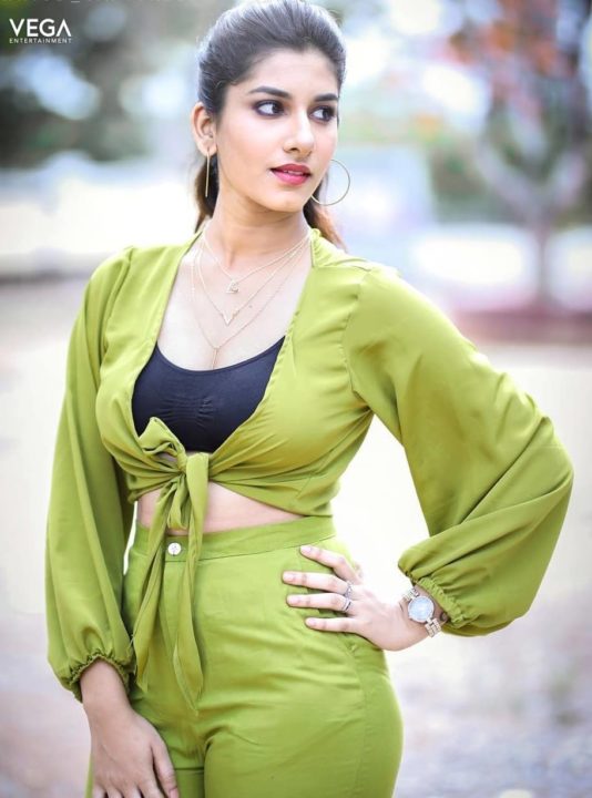 Vishnu Priya Bhimeneni photoshoot stills