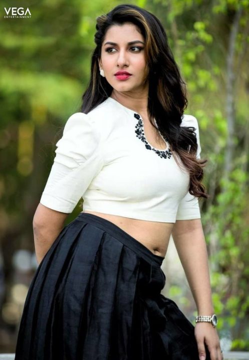 Vishnu Priya Bhimeneni photoshoot stills