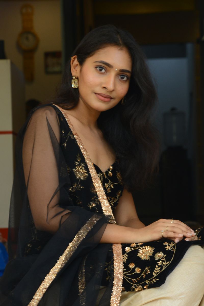 Gnaneswari Kandregula stills at Mr and Miss Movie Trailer Launch