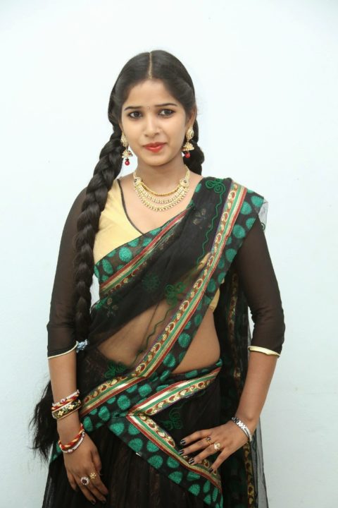 Actress Maina hot cleavage and navel stills in half saree