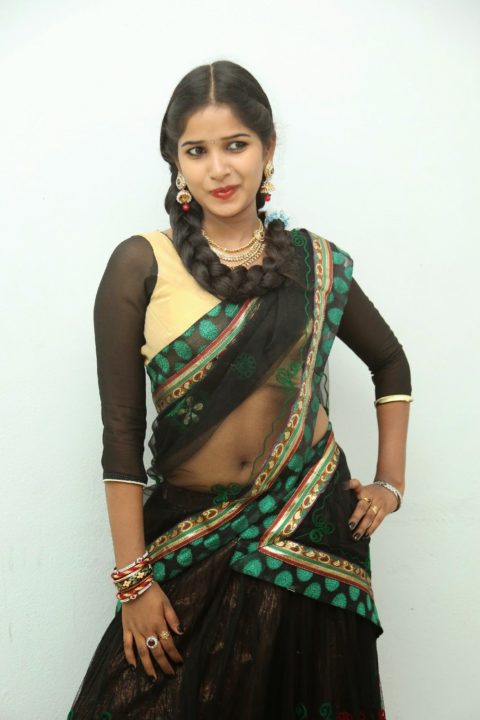 Actress Maina hot cleavage and navel stills in half saree