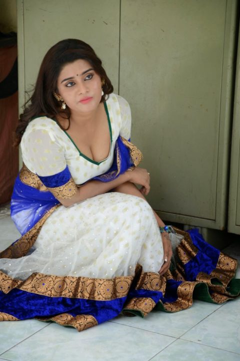 Telugu Actress Harini hot navel & cleavage show