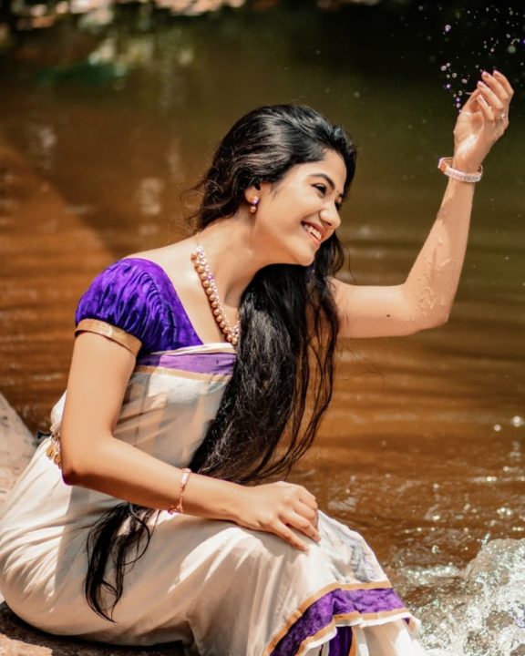 Kerala beautiful actress Jasnya Jayadeesh photos