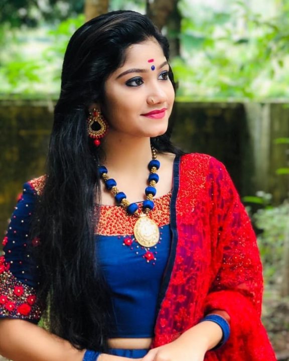 Kerala beautiful actress Jasnya Jayadeesh photos