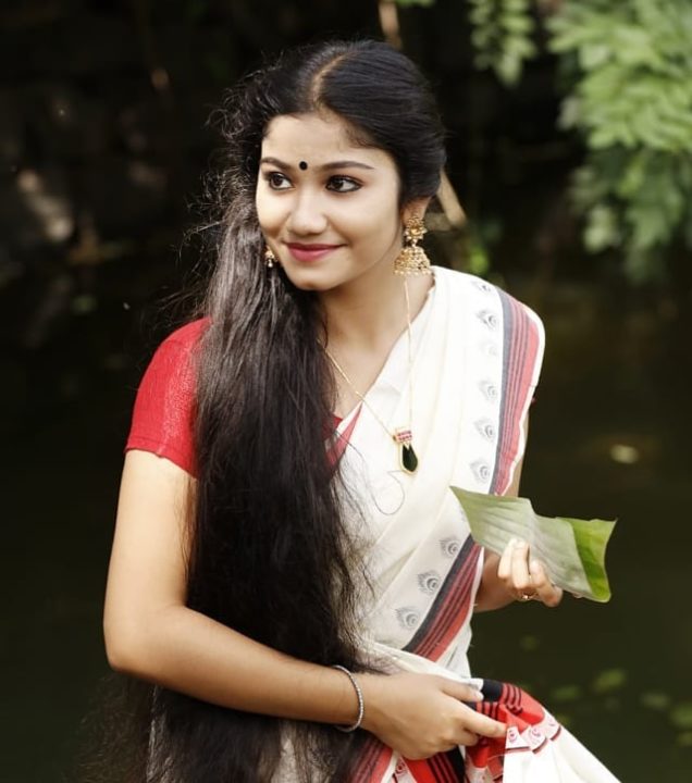 Kerala beautiful actress Jasnya Jayadeesh photos