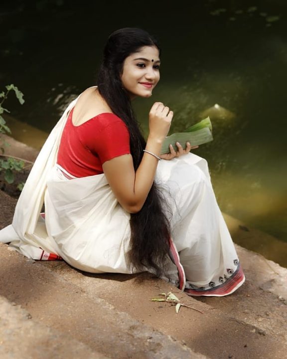 Kerala beautiful actress Jasnya Jayadeesh photos
