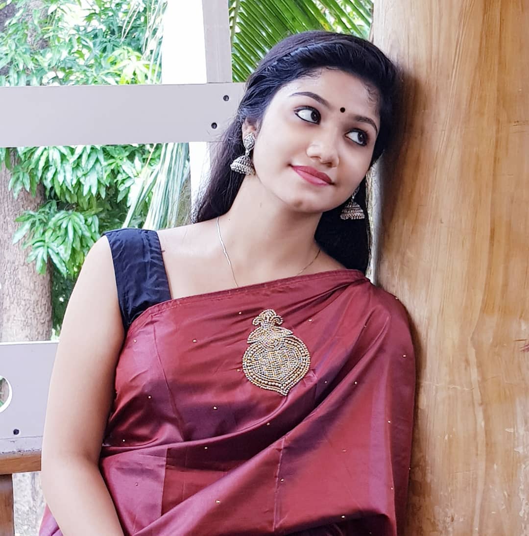 Kerala Beautiful Actress Jasnya Jayadeesh Photos Gallery 1