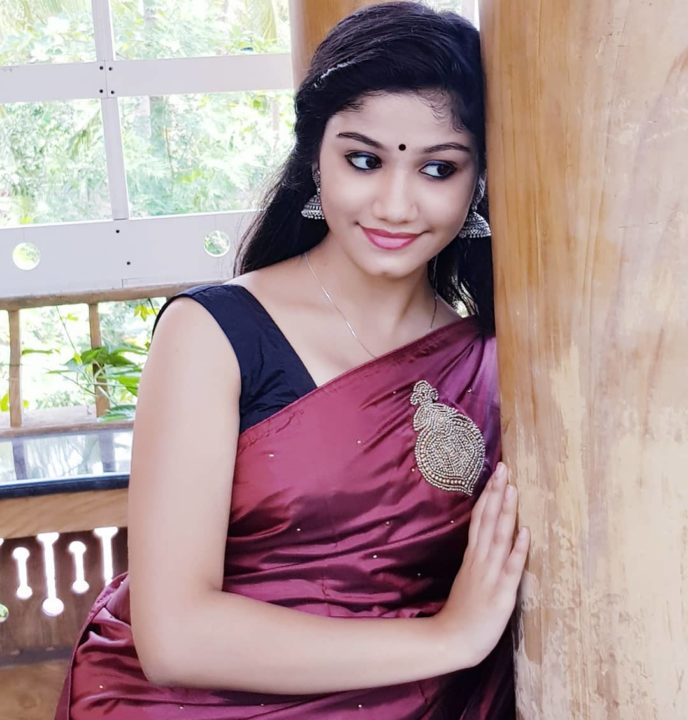 Kerala beautiful actress Jasnya Jayadeesh photos