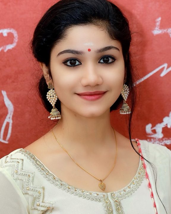 Malayalam actress Jasnya Jayadeesh photos