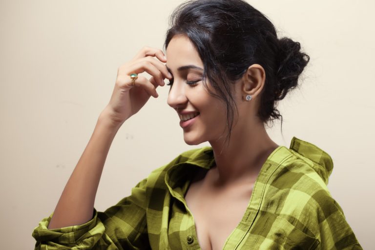 Riya Suman stunning HD Photoshoot stills