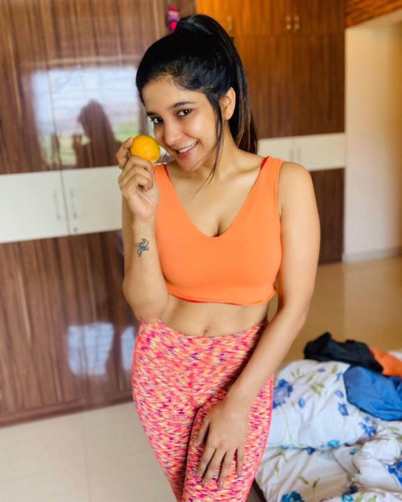 Sakshi Agarwal hot workout stills in her lockdown days
