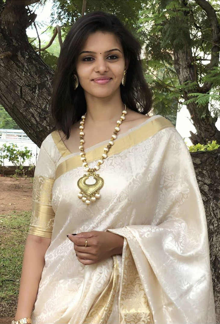 Photo of Malayali bride in gold jewellery and white saree. | White saree,  Malayali bride, Bridal sarees south indian