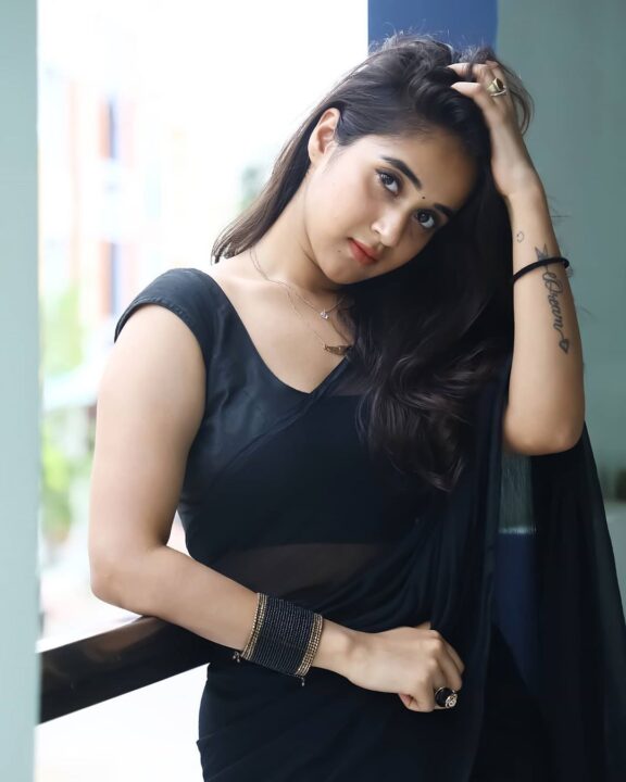 Deepthi Sunaina black saree photos