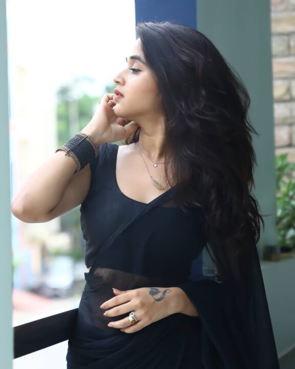 Deepthi Sunaina black saree photos