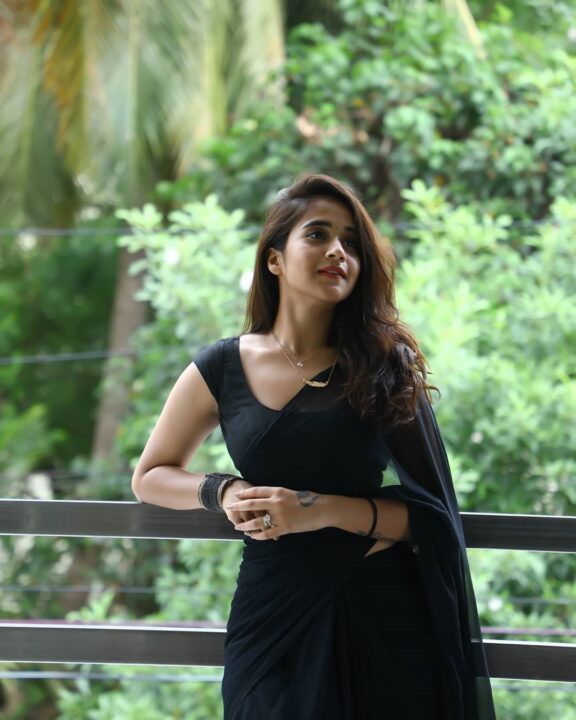 Deepthi Sunaina black saree photos