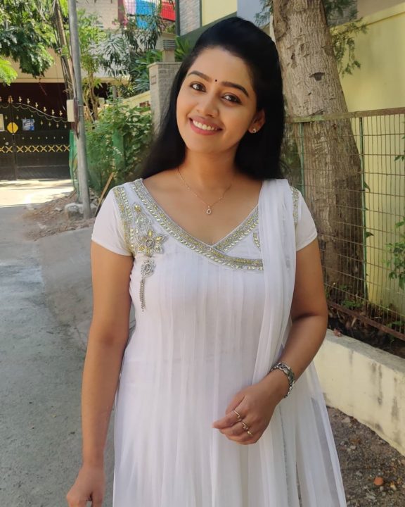 Tamil television actress Gayathri Yuvraaj photos