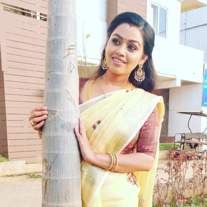 Tamil television actress Gayathri Yuvraaj photos