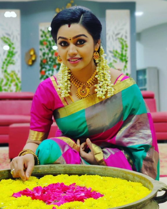 Tamil television actress Gayathri Yuvraaj photos