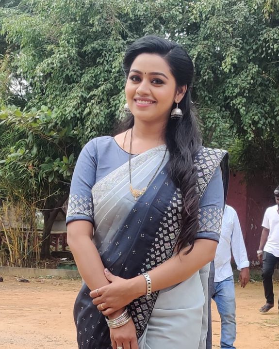 Tamil television actress Gayathri Yuvraaj photos