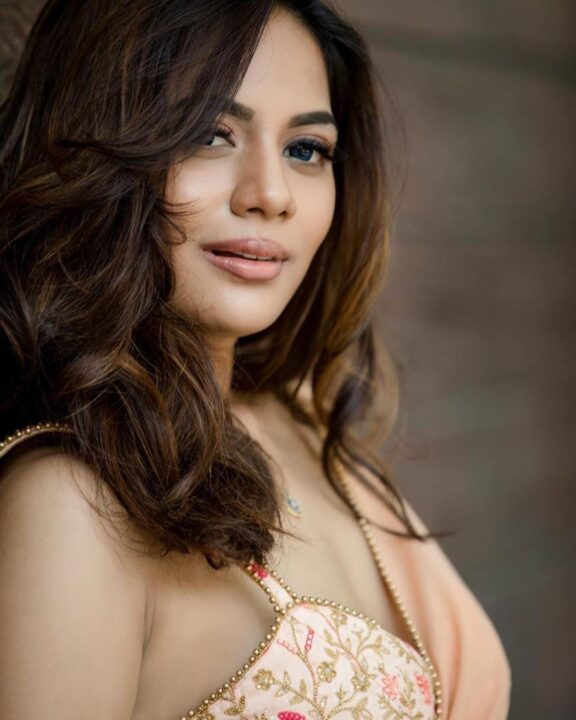 Aishwarya Dutta hot photoshoot stills in saree